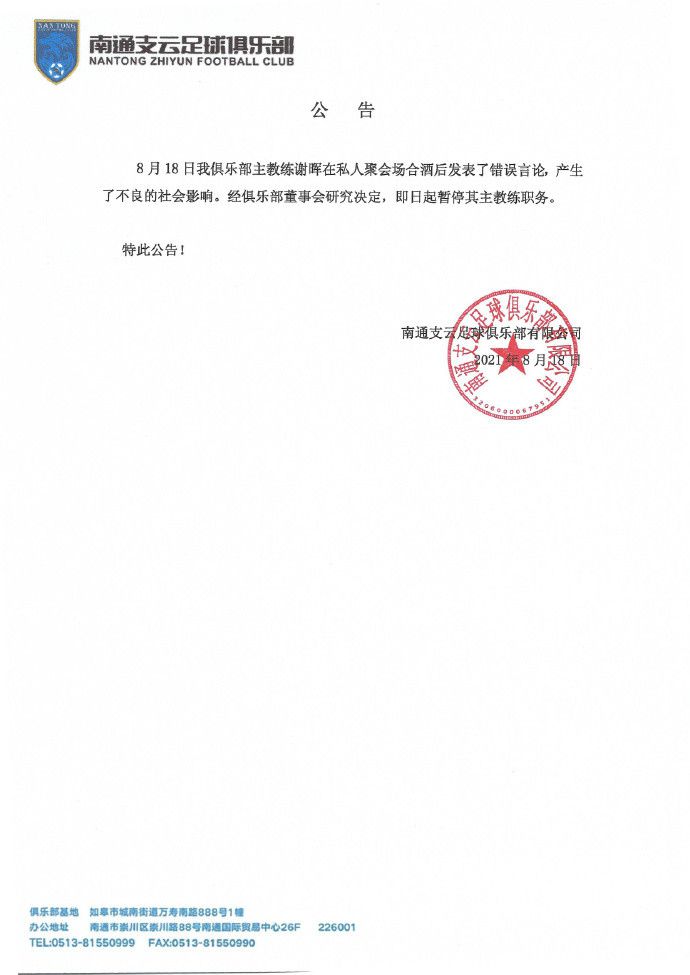 女人趴到床脱了内裤打光屁股视频